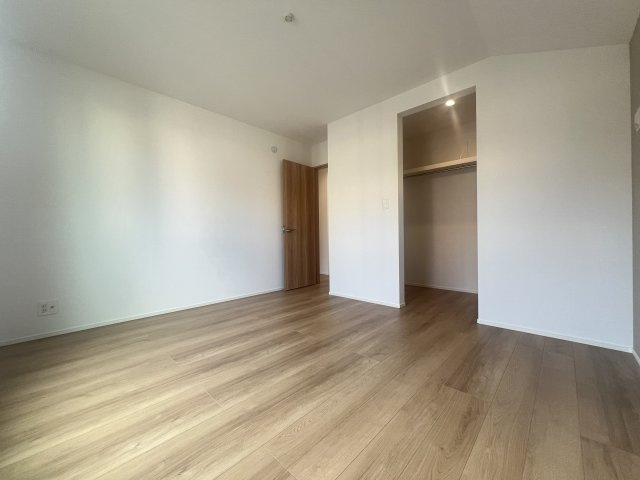 駅１０分以内で、駐車場も２台分！なんとまぁ！な【緑区長津田３丁目】新築戸建の洋室|明るい洋室です