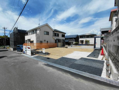 【外観】 | 磐田市西貝塚 新築一戸建て 1号棟 | 現在建築中の外観画像です。ご内覧は同じメーカーの完成物件へご案内いたしますので、いつでもご相談ください！