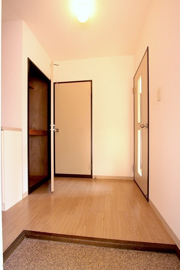 フレグランス美杉台Bの玄関|玄関収納あり