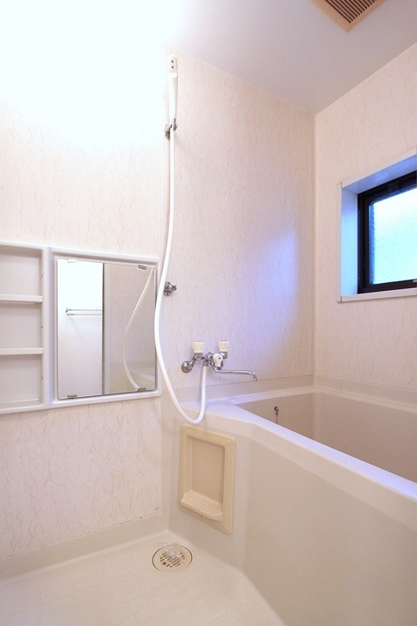 フレグランス美杉台Bの浴室|換気窓付き