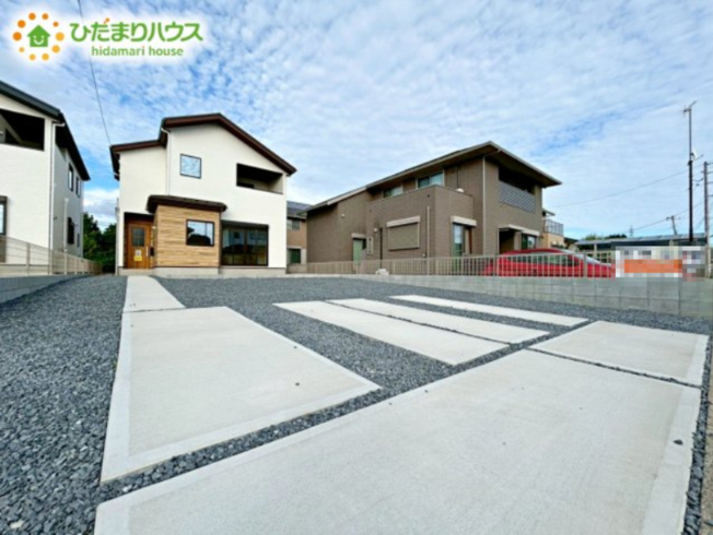 【駐車場】 | ひたちなか市武田1期　新築戸建　2号棟 | ゆったりとしたカースペースで、ファミリーカーや軽自動車もラクラク駐車出来ますね♪