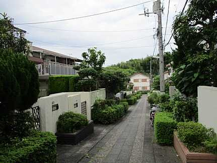 広島市西区鈴が峰町　中古一戸建て(JS)の前面道路含む現地写真