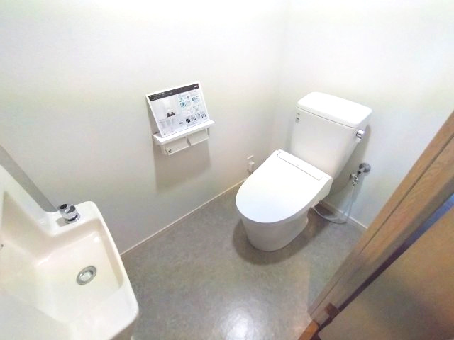 ロイヤルシャトー鳴丘のトイレ|白を基調とした内装はいつでも明るく清潔な印象。ゲストにも気持ちよく使っていただける空間です。