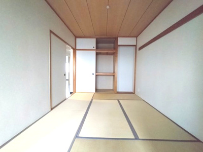 【和室】 | ロイヤルシャトー鳴丘 | フローリングの床に比べて柔らかく転んでも痛くなりにくいのでお子様の遊び場としてご利用いただけるだけでなく、遊び時間からお昼寝時間への動線がスムーズになります♪