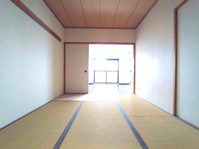 【和室】 | ロイヤルシャトー鳴丘 | 清潔感のある和室は畳の香りに包まれてゆったりと過ごすのに最適な空間です。