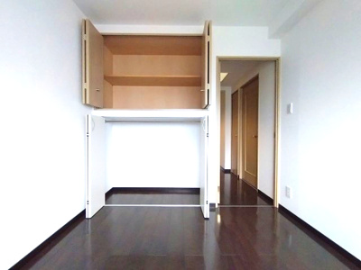 【洋室】 | ロイヤルシャトー鳴丘 | コンパクトなお部屋ですが窓や収納があるので快適に過ごせます。