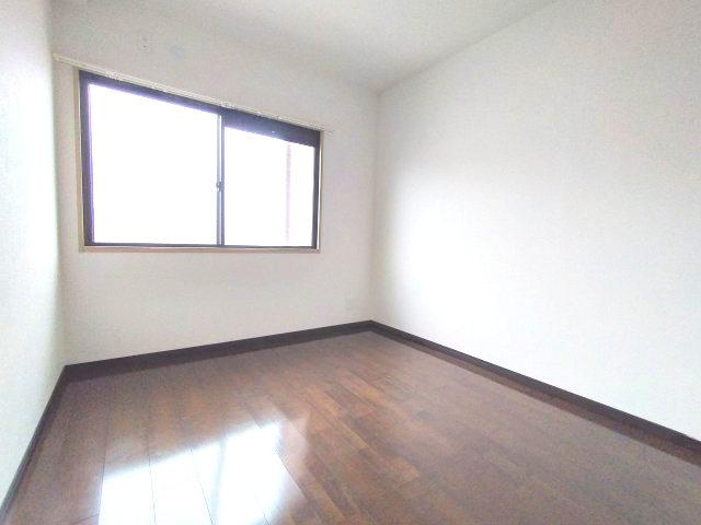 ロイヤルシャトー鳴丘の洋室|シンプルな作りなのでお好きなインテリアでお部屋をコーディネートできます！