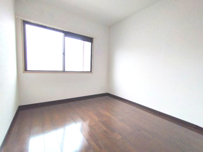 【洋室】 | ロイヤルシャトー鳴丘 | シンプルな作りなのでお好きなインテリアでお部屋をコーディネートできます！