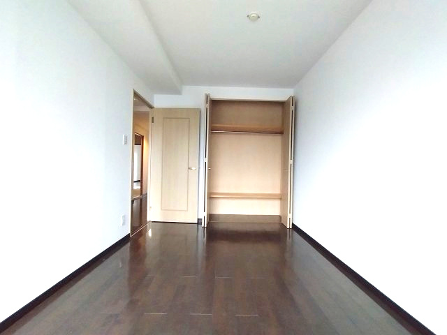 ロイヤルシャトー鳴丘の洋室|どんな色の家具やインテリアも馴染むシンプルな内装は、あなたらしい空間づくりを存分に楽しめます。