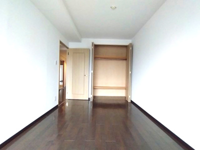 【洋室】 | ロイヤルシャトー鳴丘 | どんな色の家具やインテリアも馴染むシンプルな内装は、あなたらしい空間づくりを存分に楽しめます。