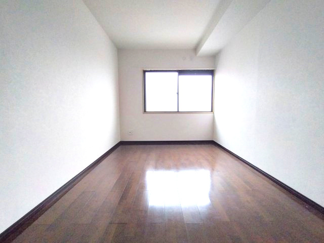 ロイヤルシャトー鳴丘の洋室|窓からの自然光が心地よい明るく落ち着いた洋室。毎日の暮らしを快適にサポートします。