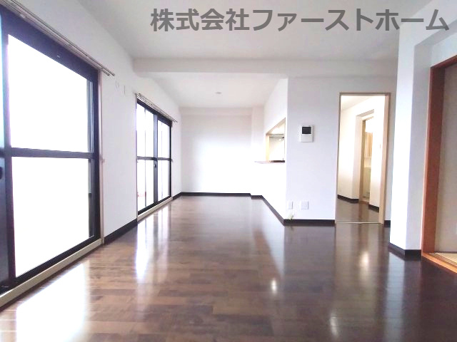 ロイヤルシャトー鳴丘の居間・リビング|白い壁は光を反射し部屋を明るく見せます。どんな色とも合わせやすいのでインテリアのコーディネートの幅も広がります。