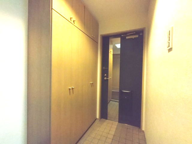 ロイヤルシャトー鳴丘の玄関|玄関を入ると清潔感のある明るい空間が広がります。大型のシューズボックスは家族みんなの靴をすっきり収納できいつも片付いた状態を保てます。