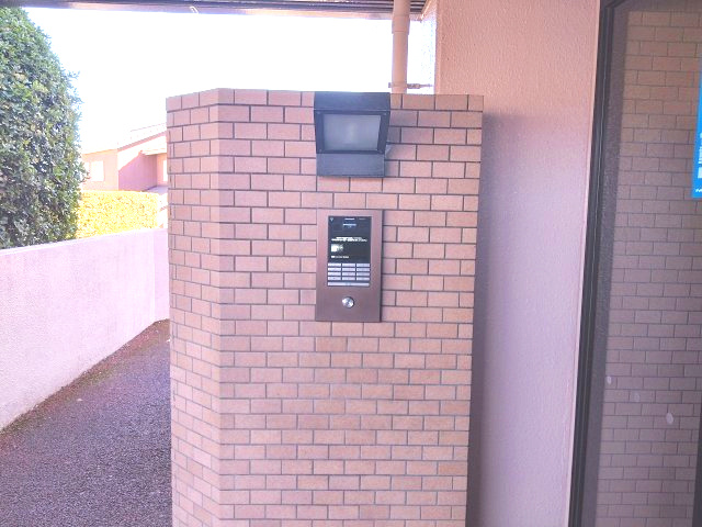 ロイヤルシャトー鳴丘の防犯設備|居住者の安心を守るオートロック付きのエントランスです。来訪者をしっかり確認でき日々の暮らしに安心感をもたらします。