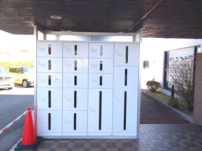【設備】 | ロイヤルシャトー鳴丘 | 大容量の宅配ボックスは多様なサイズの荷物に対応。再配達の手間が省け忙しい毎日をサポートします。