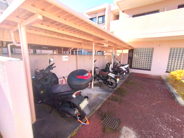 ロイヤルシャトー鳴丘のその他|バイク置き場　ご都合のよろしい日時に現地をご案内させて頂きます！是非、お問い合わせお待ちしております!!