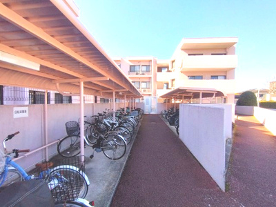 【駐輪場】 | ロイヤルシャトー鳴丘 | 駐輪場　ご都合のよろしい日時に現地をご案内させて頂きます！是非、お問い合わせお待ちしております!!