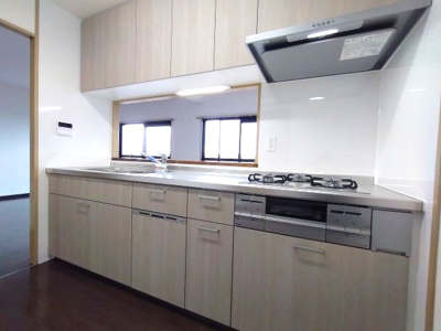 【キッチン】 | ロイヤルシャトー鳴丘 | 対面式のシステムキッチンはご家族とコミュニケーションをとりながら家事ができます！
大きいシンクでは食器もストレスなく洗え、3口コンロでは要領よくお料理も可能です！
