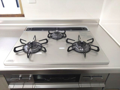 【キッチン】 | ロイヤルシャトー鳴丘 | 3口コンロ付なのでお料理がはかどります！煮込み料理などお時間の掛かる料理をしながら他の料理も作れるので料理時間の短縮にもなりますね♪