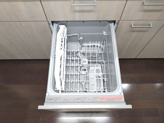 ロイヤルシャトー鳴丘のキッチン|食洗機付システムキッチンで油物やフライパンなどもまとめて洗えるので家事の時短になります！