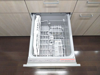 【キッチン】 | ロイヤルシャトー鳴丘 | 食洗機付システムキッチンで油物やフライパンなどもまとめて洗えるので家事の時短になります！