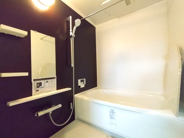 ロイヤルシャトー鳴丘の浴室|清潔感のある広いホテルのような浴室では足を伸ばしてリラックスできるゆったりとした浴槽を設置！お子様と一緒に入浴することが出来ます♪