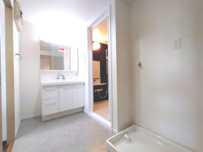 【独立洗面台】 | ロイヤルシャトー鳴丘 | 毎日の身だしなみを快適にする機能的な洗面化粧台です。明るい照明と清潔感のあるデザインで、朝の準備から一日の終りのリフレッシュタイムまで心地よくお使いいただけます。