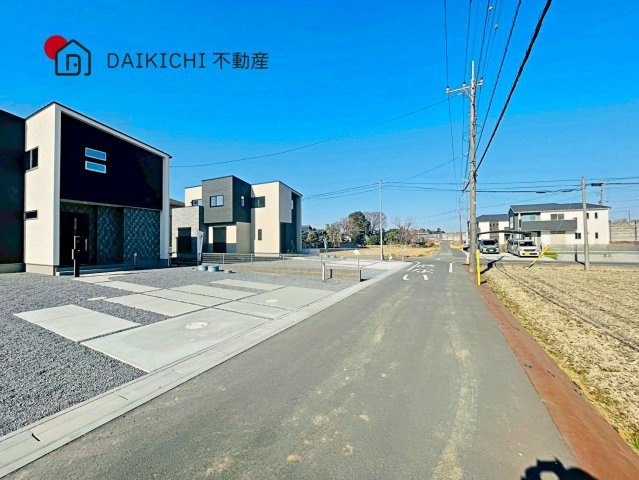 【前面道路含む現地写真】 | 加須市多門寺第11期　ワイウッドコート　新築戸建　全3棟　2号棟