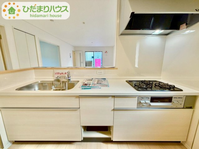 野田市尾崎第16　新築戸建　1号棟のキッチン|リビングを見渡せるキッチンはお子様を見ながらでも料理が出来て安心ですね☆							
