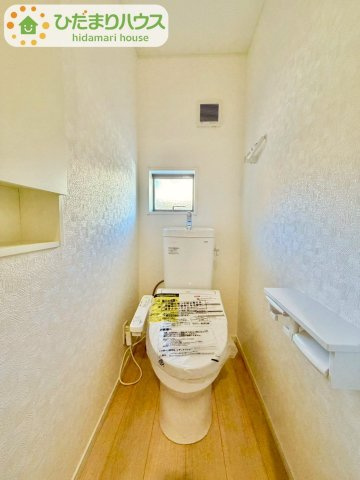 野田市尾崎第16　新築戸建　1号棟のトイレ|小窓が付いているので、トイレも明るい空間になっております♪							
