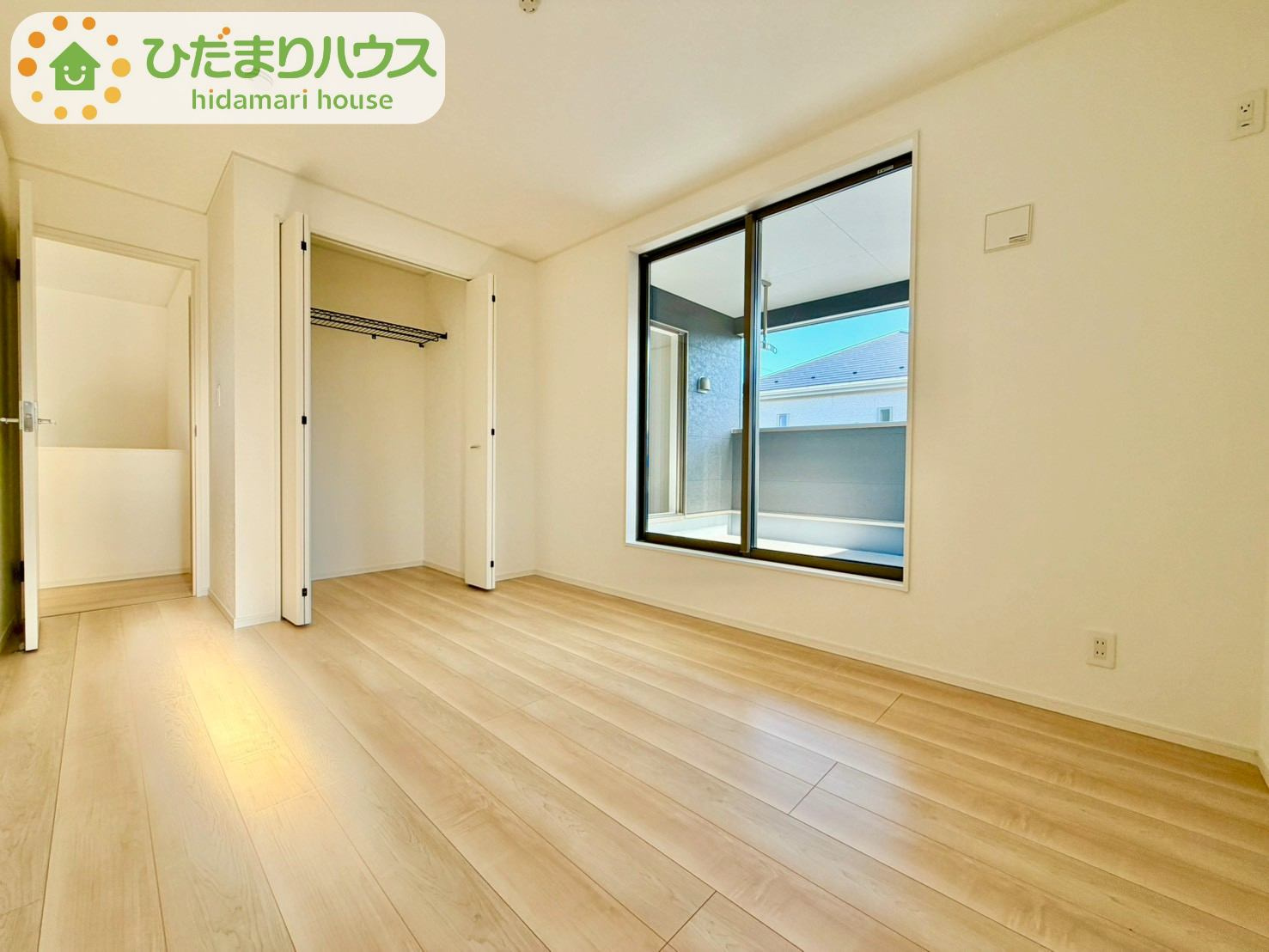 野田市尾崎第16　新築戸建　1号棟の洋室|2部屋から出入りできるバルコニーで、お洗濯物の干し分けもできちゃいますね(^^♪							
