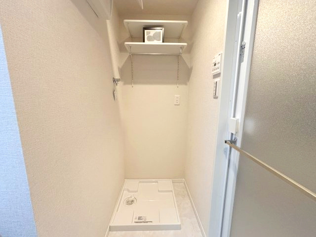 室内洗濯機置き場の上には可動棚が付いているので日用品置き場にぴったりです♪