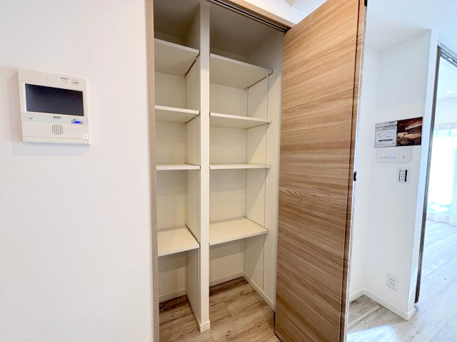 可動棚付きのリビング収納は高さを変えることができるので荷物の収納に大変便利です。