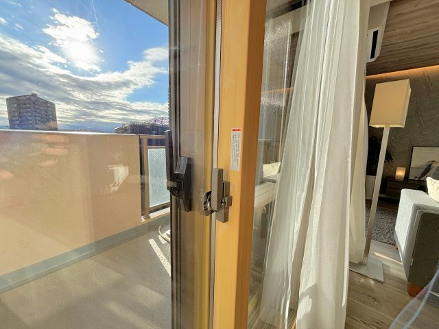 南側のリビングと洋室には二重サッシがついているので防音性と断熱性に優れています。