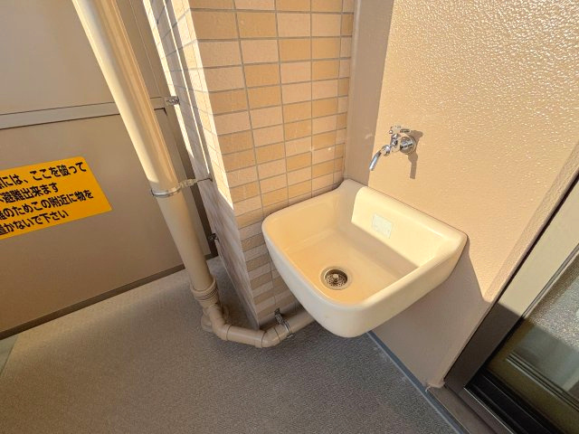 バルコニーにはスロップシンク付きで汚れた物を洗うことが出来る便利な設備です。