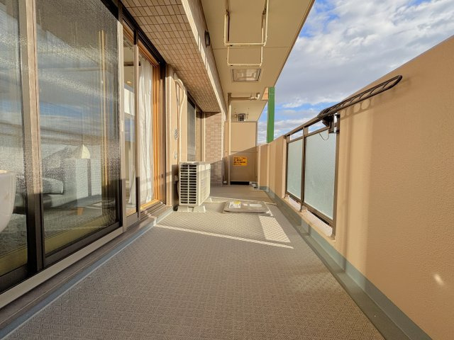 家族みんなの洗濯物を干すことができる広々としたバルコニー