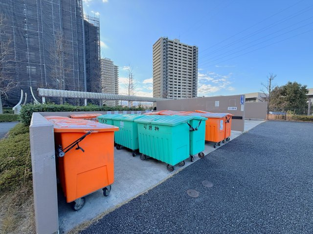 ゴミ捨て場は建物入り口からすぐの場所にありますのでゴミ捨てを楽にすることができます。