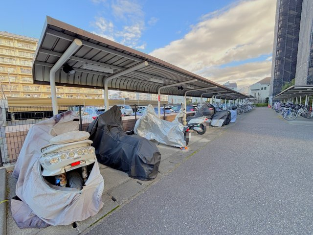 バイク：月1000円、駐輪場：無料（台数制限無し）