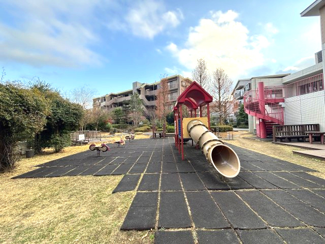 敷地内は広く緑が多く四季を感じられる環境です