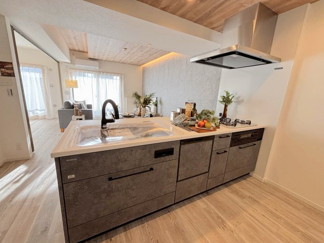 シックな色合いのカウンターキッチンはシンクが広く使い勝手の良さが魅力です