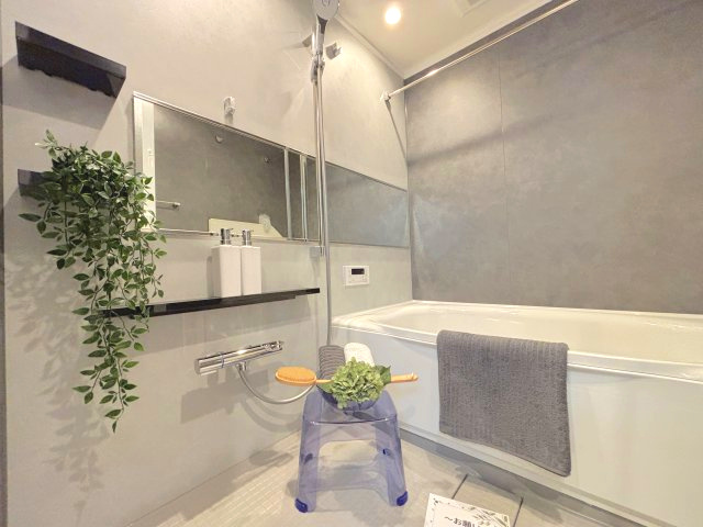 落ち着いた色合いのシステムバス。シャワーヘッドはRefaのファインバブルでお肌と髪に優しい生活を。