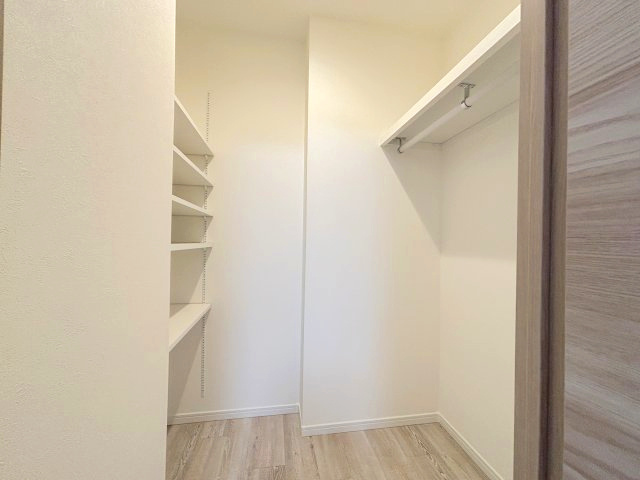 ウォークインクローゼットはラックと可動棚に分かれているので幅広い用途でお使い頂けます。