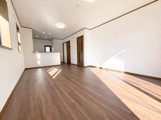 南東向きのリビングには南西側にも窓があり採光性を確保♪