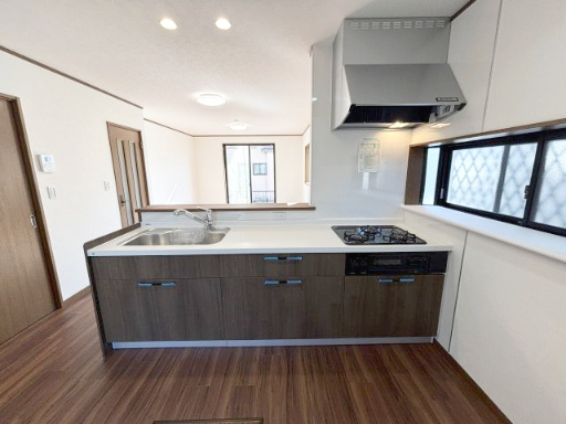 新品交換されたキッチンはオープンキッチン型♪