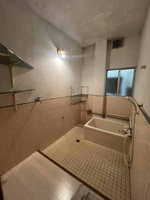 黒木桑原借家の浴室|コンパクトで使いやすいお風呂です