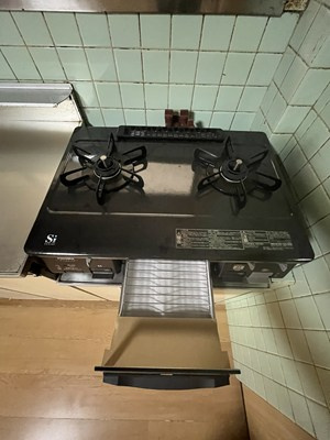 黒木桑原借家のキッチン|コンパクトなキッチンで掃除もラクラク