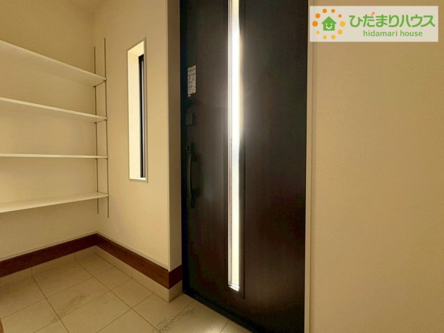 ひたちなか稲田10期　新築戸建　4号棟の玄関|靴で溢れかえっていた玄関も、大きなシューズボックスと、玄関横のクロークでスッキリ解決！玄関は「その家の顔」とお考えの方にオススメの広さです。