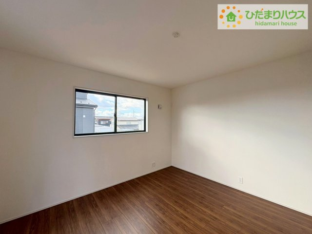 ひたちなか稲田10期　新築戸建　4号棟の寝室|大きなベッドを置いても余裕の広さの主寝室♪♪