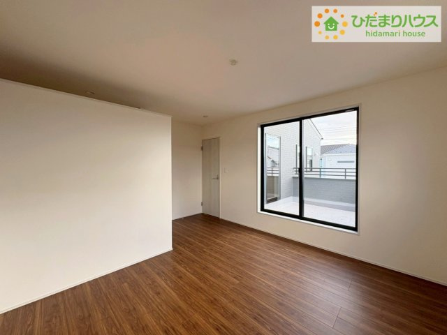 ひたちなか稲田10期　新築戸建　4号棟の寝室|バルコニーに面していて、たっぷり光りの入る明るい主寝室です！