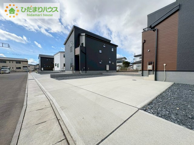 ひたちなか稲田10期　新築戸建　4号棟の駐車場|広々とした前面道路で、車の出し入れも安心です。